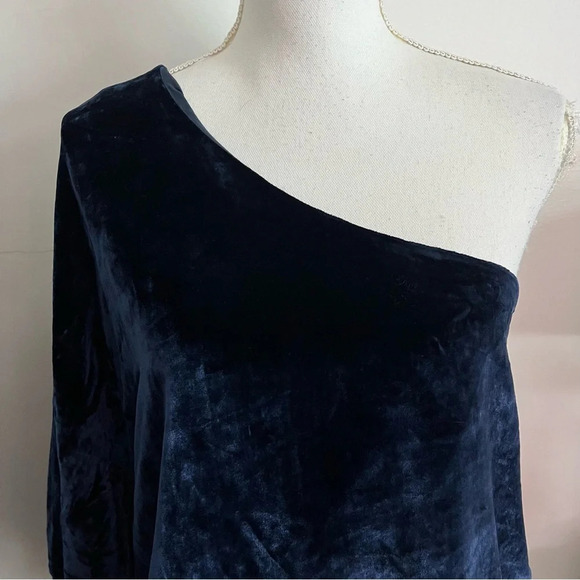 ALICE + OLIVIA • SAPPHIRE BLUE ONE-SHOULDER VELVET TOP - Picture 7 of 11